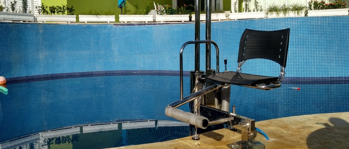 elevador de piscina, elevador para piscina, acessibilidade na piscina, piscina com acessibilidade, c