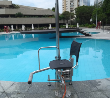 elevador de piscina, elevador para piscina, acessibilidade na piscina, piscina com acessibilidade, cadeira de transferencia para piscina