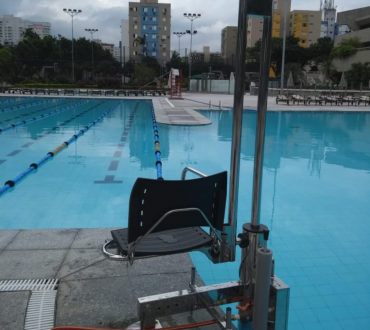 elevador de piscina, elevador para piscina, acessibilidade na piscina, piscina com acessibilidade, cadeira de transferencia para piscina